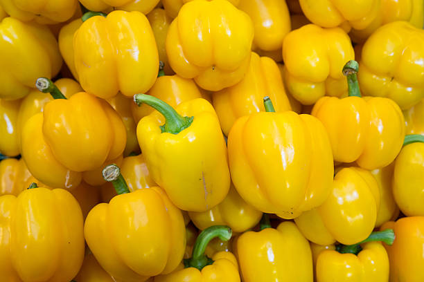 istock Yellow Bell Peppers Vegetable Stall Display 599492320