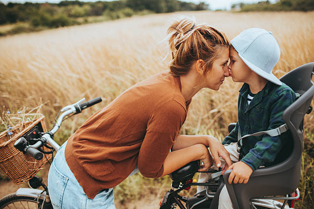 in campagna - mothers day mother kissing child foto e immagini stock