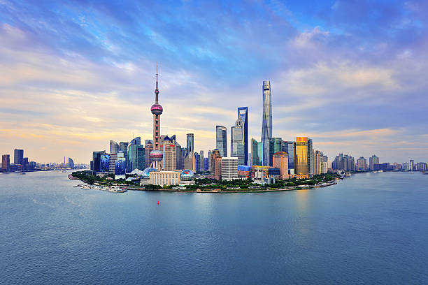 shanghai skyline panorama bei sonnenuntergang - shanghai stock-fotos und bilder