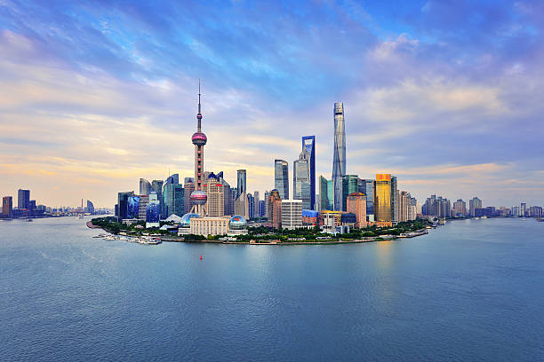 panorámica del horizonte de shanghai al atardecer - china fotografías e imágenes de stock