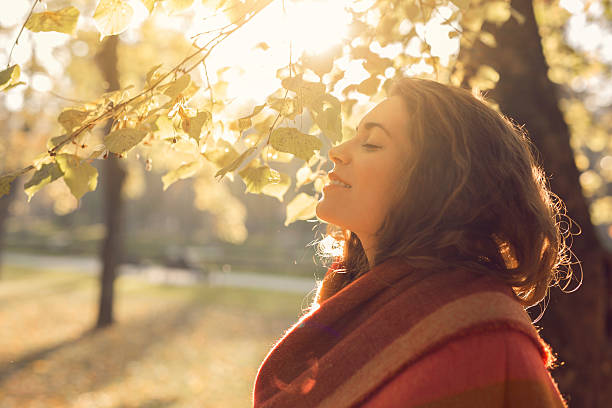 ser parte de la naturaleza - autumn women leaf scarf fotografías e imágenes de stock