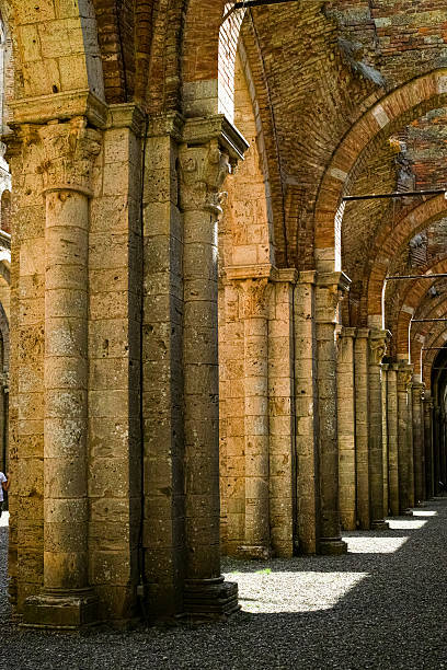 vecchia chiesa in rovina - olive green brick stone wall vertical foto e immagini stock