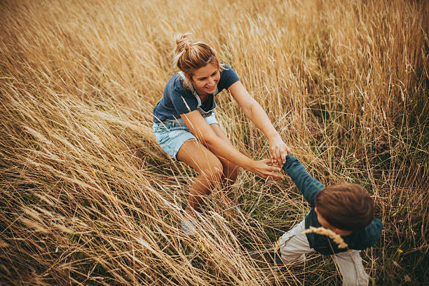 giocare su un campo di grano - mothers day mother flower child foto e immagini stock