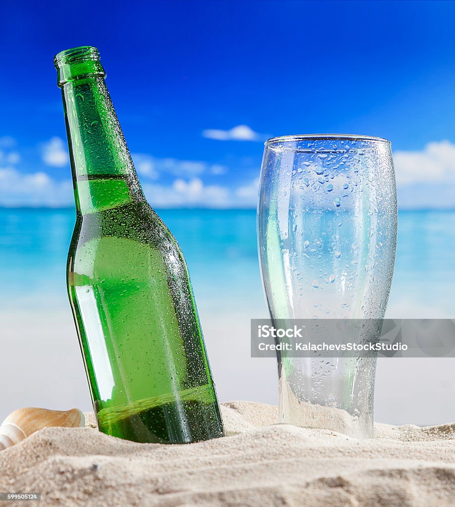 Chai Bia Với Ly Rỗng Trên Cát Ở Bãi Biển Hình ảnh Sẵn có - Tải ...