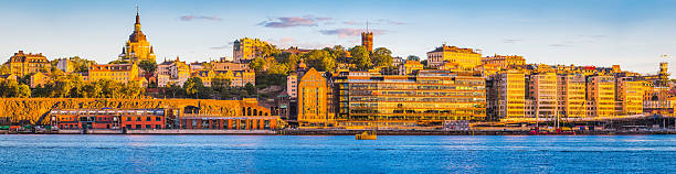 luz dorada del atardecer de estocolmo en el panorama frente al mar del puerto de sodermalm suecia - riddarfjarden fotografías e imágenes de stock