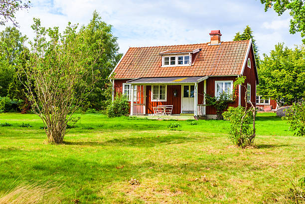 田園の小さな家 - red cottage small house ストックフォトと画像