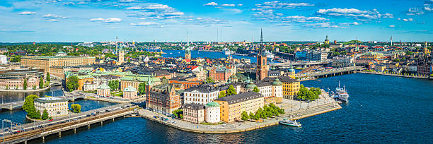 panorama aéreo de estocolmo sobre históricos marcos históricos de gamla stan sodermalm na suécia - stockholm archipelago sweden stockholm island - fotografias e filmes do acervo