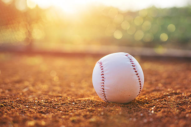 baseball ball on pitchers mound - catching horizontal nobody baseballs imagens e fotografias de stock