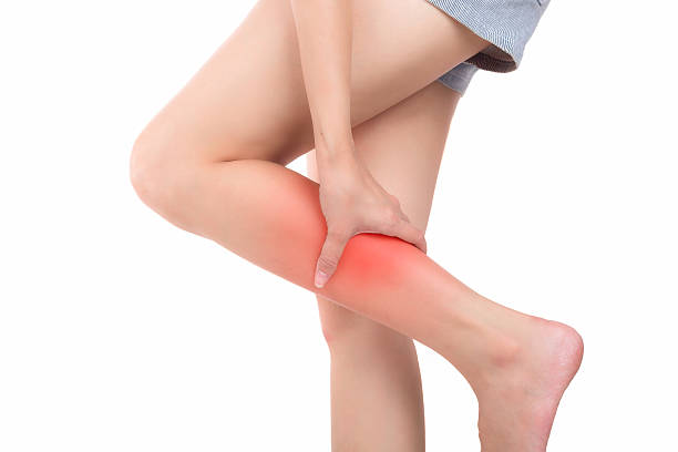frau mit kalb gefühl schmerzen auf weißem hintergrund - pain physical injury human leg human muscle stock-fotos und bilder