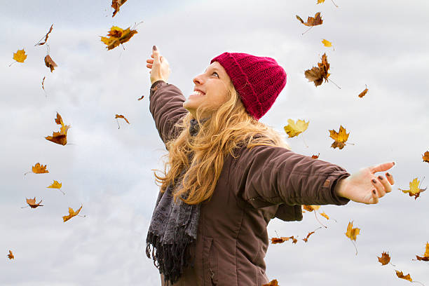 donna felice in autunno - autumn women leaf scarf foto e immagini stock