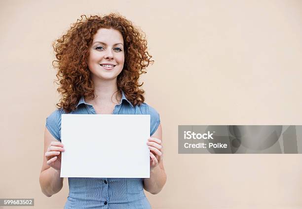 Photo libre de droit de Femme Heureux Montrant La Bannière Blanche banque d'images et plus d'images libres de droit de Tenir - Tenir, En papier, Signalisation