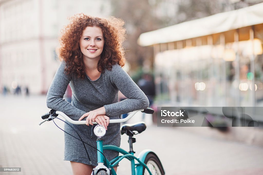 Linda mulher com bicicleta - Foto de stock de Bicicleta royalty-free