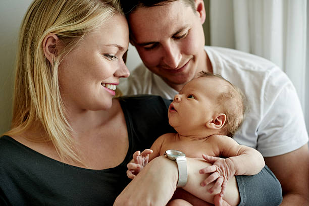 saber que criamos esse carinha é incrível. - holding men casual mother - fotografias e filmes do acervo