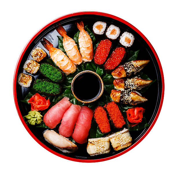 sushi set in black round plate isolate - susi imagens e fotografias de stock