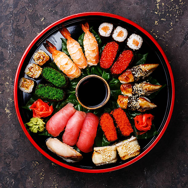 sushi set in black sushioke round plate - susi imagens e fotografias de stock