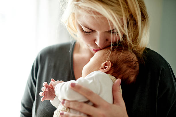 je n’ai jamais pensé que je pouvais aimer un être autant - baby kissing mother lifestyles photos et images de collection