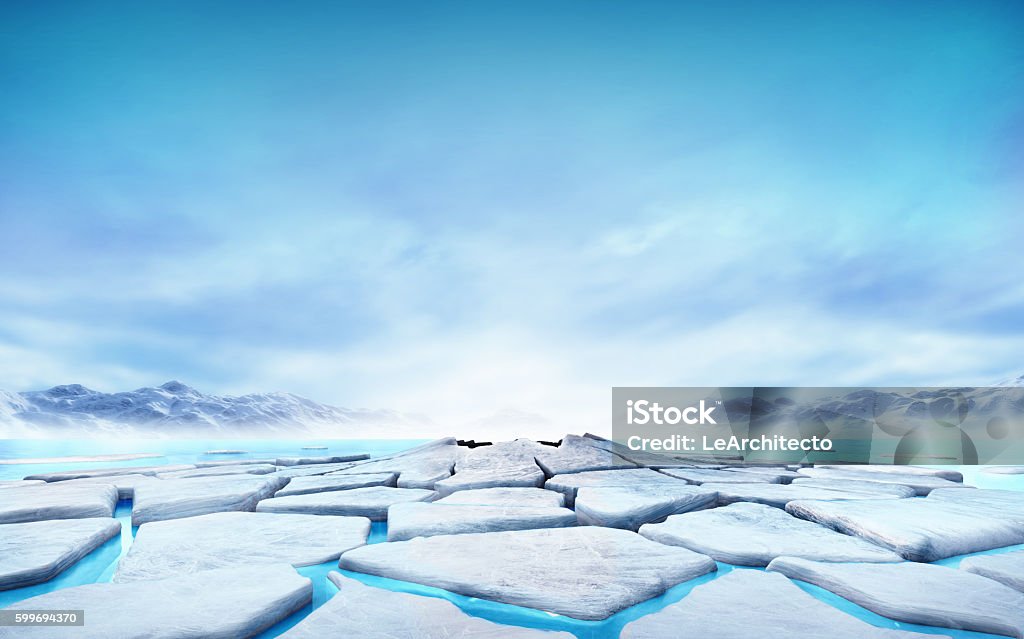 témpano de hielo agrietado flotando en el lago de montaña de agua azul - Foto de stock de Hielo libre de derechos