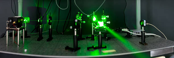 láseres verdes en el laboratorio - fiber optic sunbeam fiber projection fotografías e imágenes de stock