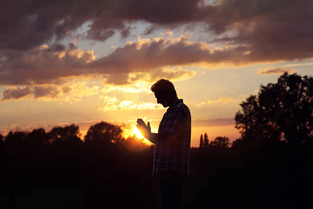 religijnego i pochwały - forgiveness praying men silhouette zdjęcia i obrazy z banku zdjęć