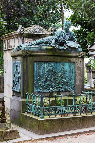 tumba de theodore gericault en el cementerio de pere lachaise, parís, francia - sculpture gothic style grave spooky fotografías e imágenes de stock