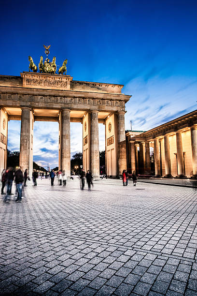 portão de brandemburgo, em berlim-noite - berlin germany brandenburg gate night germany imagens e fotografias de stock