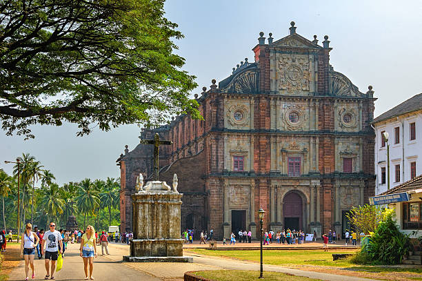 los turistas visitan la basílica de bom jesus, goa, india - panjim fotografías e imágenes de stock