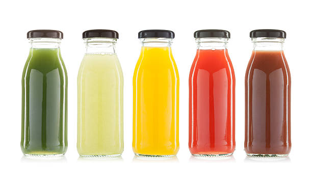 botellas de jugo de verduras y frutas aisladas - botella fotos fotografías e imágenes de stock