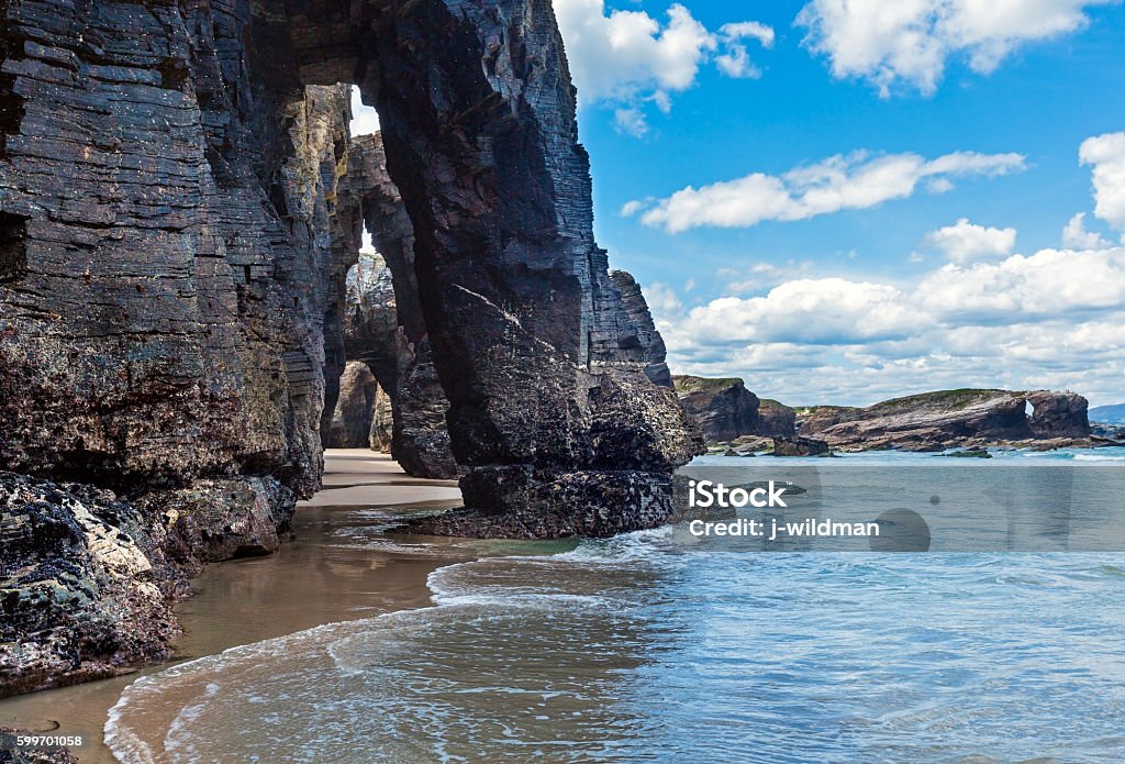 Archi naturali sulla spiaggia. - Foto stock royalty-free di Spiaggia