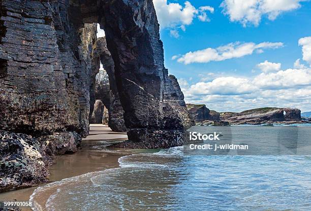 Archi Naturali Sulla Spiaggia - Fotografie stock e altre immagini di Spiaggia - Spiaggia, Cattedrale, Galizia