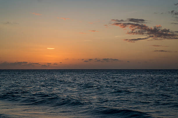 puesta de sol en el caribe - reflection on the water fotografías e imágenes de stock