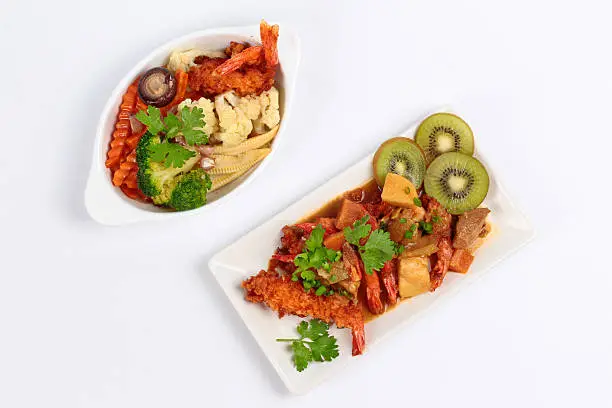 Photo of Deep fried shrimp in  topped yellow curry and fried mixed vegetables.