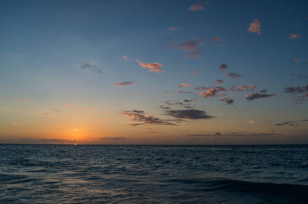 puesta de sol en el caribe - reflection on the water fotografías e imágenes de stock