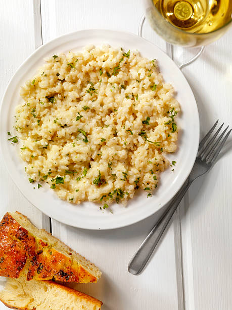 risotto con perejil fresco - arroz arborio fotografías e imágenes de stock