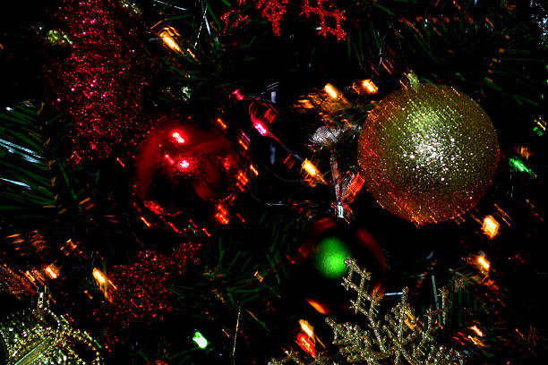 weihnachtsbaum, bokeh-stil, 24. dez., hintergrund - christmas decoration photography themes christmas ornament stock-fotos und bilder