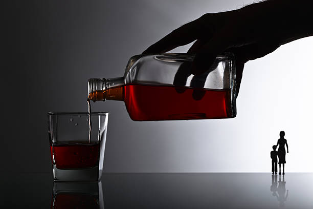 il problema dell'alcolismo in famiglia - alcohol alcoholism addiction drinking foto e immagini stock