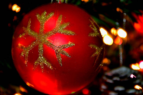 spektakuläre weihnachtsdekoration, baum 24. dezember, hintergrund - christmas decoration photography themes christmas ornament stock-fotos und bilder