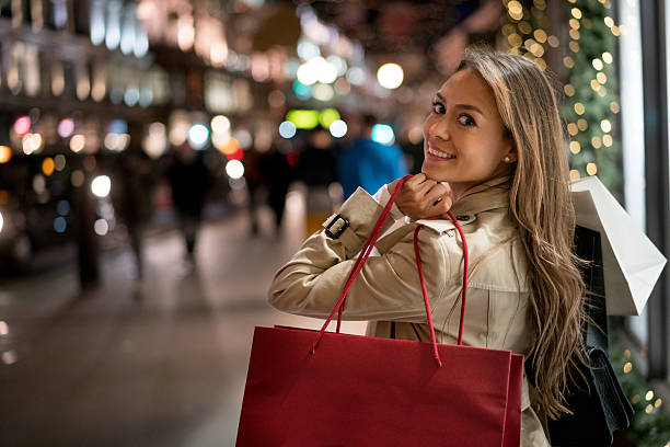 szczęśliwa kobieta christmas zakupy - christmas bag shopping bag gift zdjęcia i obrazy z banku zdjęć