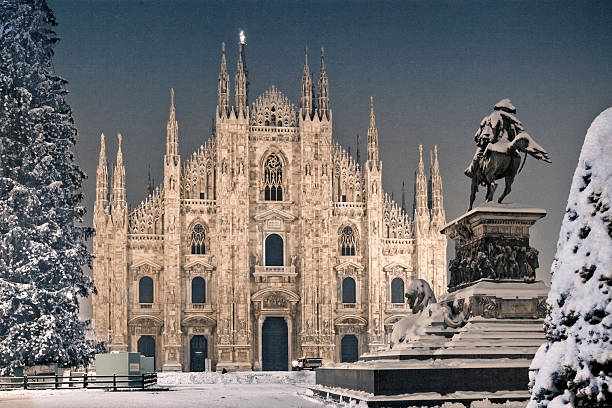 milan, dome square - dome milan italy architectural feature italy imagens e fotografias de stock