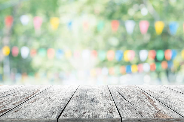 tavolo di legno vuoto con festa in sfondo giardino sfocato. - partito politico foto e immagini stock