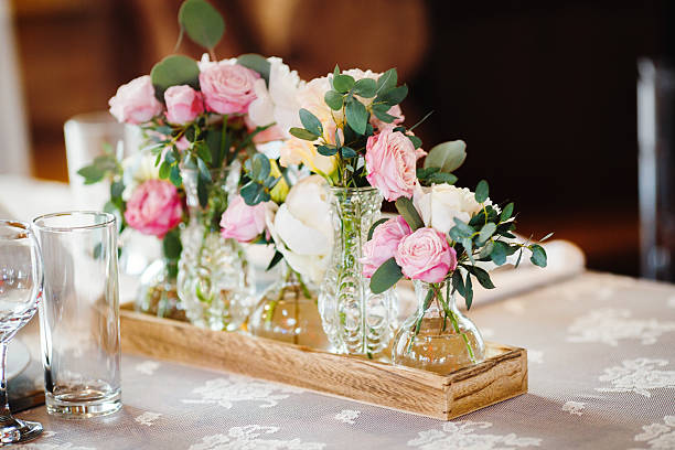 decoração de casamento com peônias rosa e rosas - wedding centerpiece - fotografias e filmes do acervo