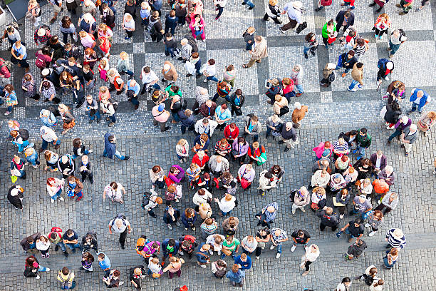 群衆の人々、旧市街広場、プラハ,チェコ共和国 - tourist day prague crowd ストックフォトと画像