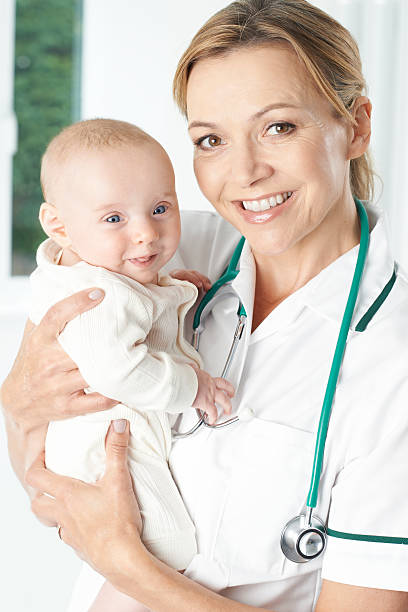 아기 소녀를 들고 간호사의 초상화 - human pregnancy midwife healthcare and medicine visit 뉴스 사진 이미지
