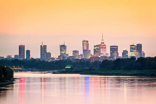 centro di varsavia, capitale della polonia - fiume vistola foto e immagini stock