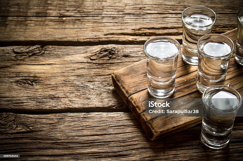 Verres avec de la vodka sur l’ancienne planche. - Photo de Vodka libre de droits