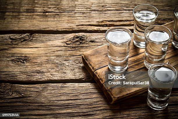 Photo libre de droit de Verres Avec De La Vodka Sur Lancienne Planche banque d'images et plus d'images libres de droit de Vodka - Vodka, En bois, Verre