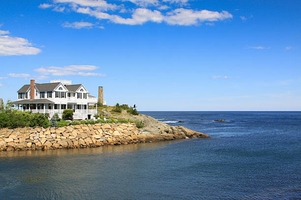 hermosa casa frente al mar y rocky shore, perkins cove, ogunquit, maine. - shingle beach fotografías e imágenes de stock