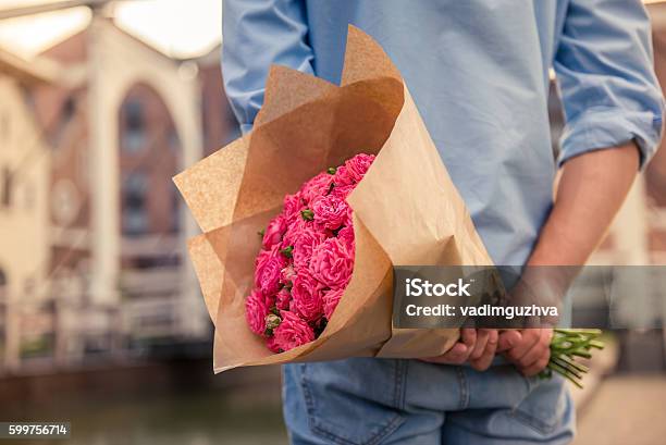 Photo libre de droit de Beau Jeune Homme banque d'images et plus d'images libres de droit de Fleur - Flore - Fleur - Flore, Hommes, Saint Valentin