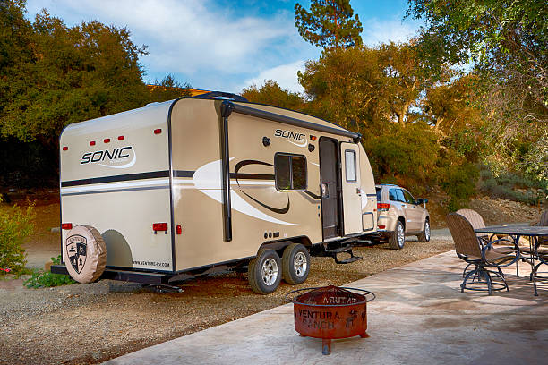 travel trailer in campingplatz - jeep grand cherokee stock-fotos und bilder