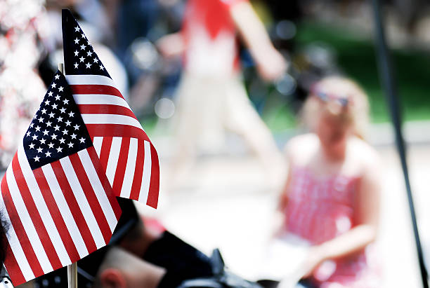 show de bandeira americana no desfile de 4 de julho - parade flag child patriotism - fotografias e filmes do acervo
