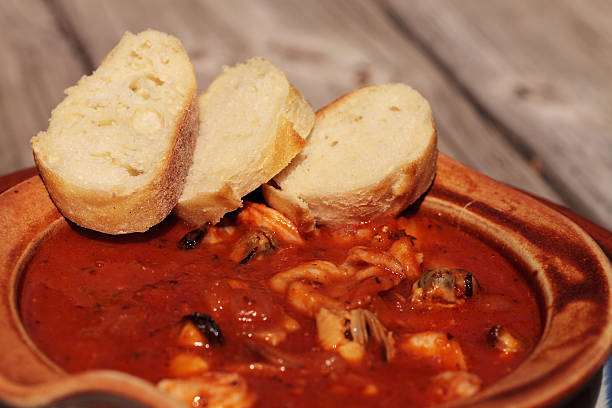 istock Seafood cioppino with French bread 599765318